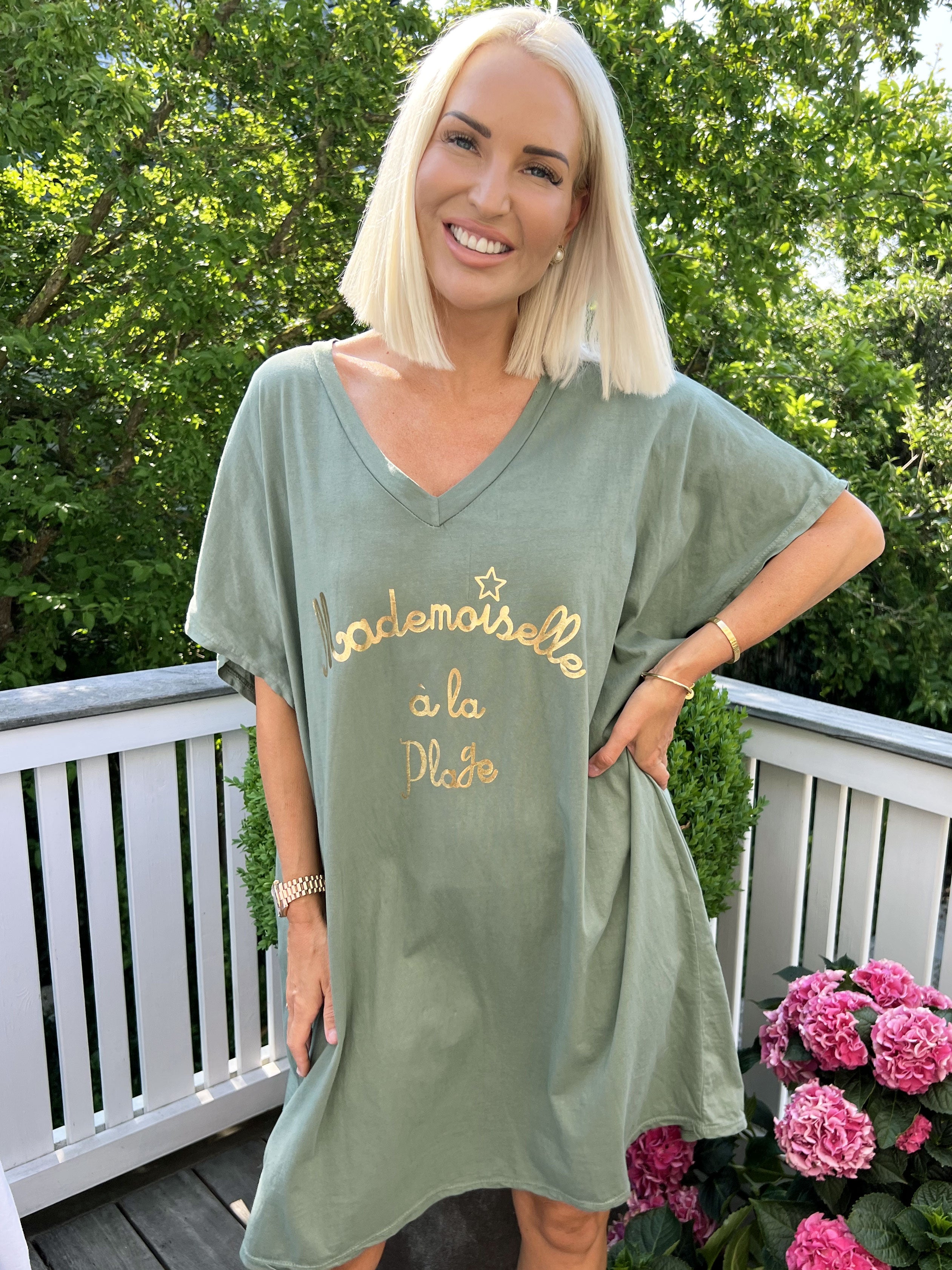 Bree - T-shirt kjole i bomuld med guld tekst foran